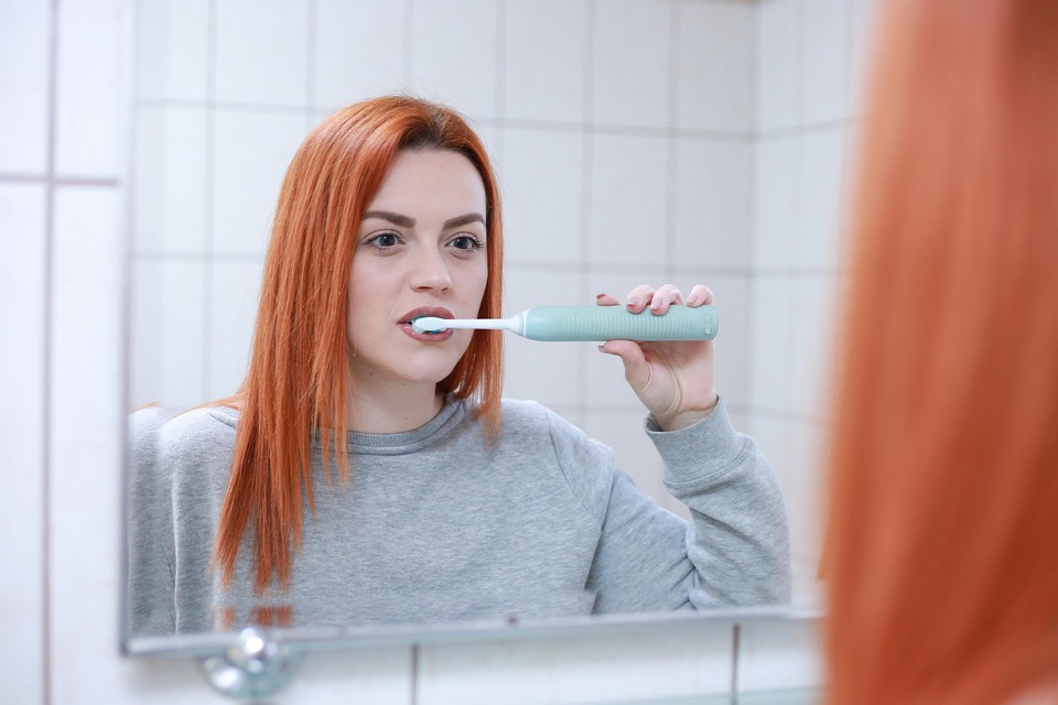 La viral pasta dental con carbón activado ¿realmente funciona?