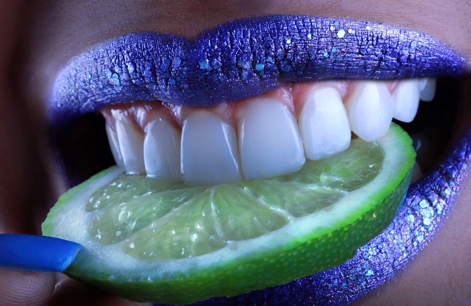 ¿Por qué la porcelana es el material ideal para las carillas dentales?