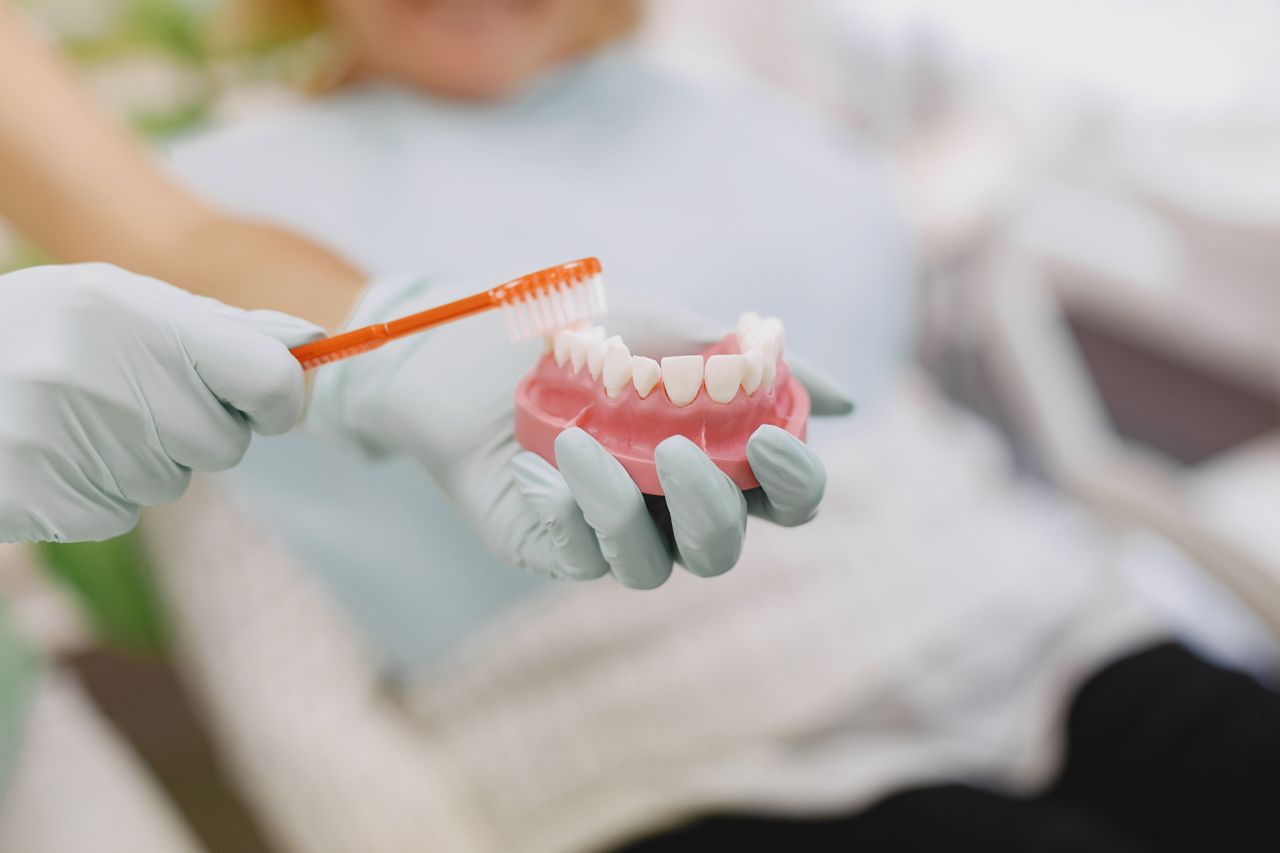 Instructivo práctico de higiene y hábitos para cuidar las carillas dentales