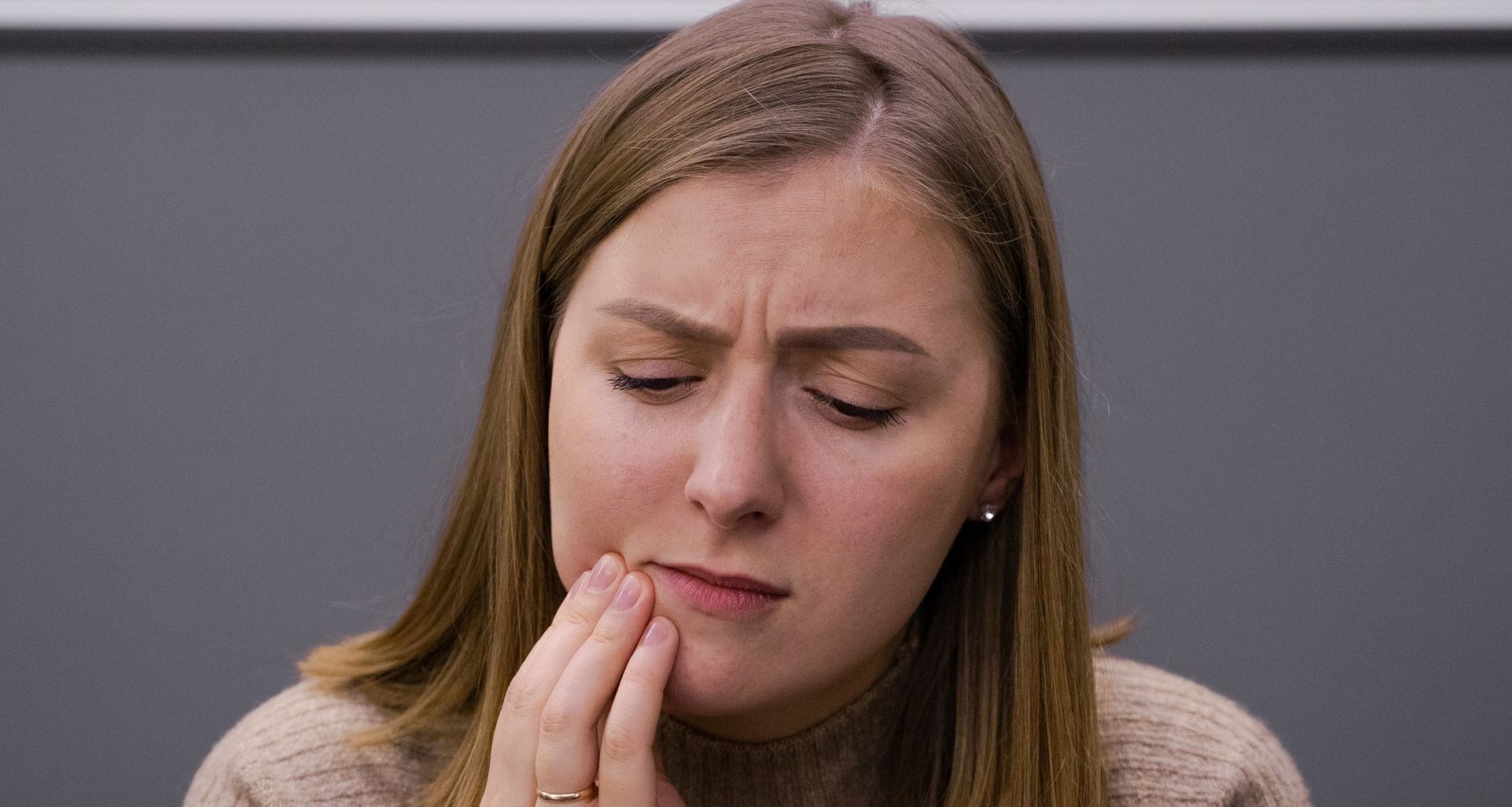 ¿Sensibilidad dental post-blanqueamiento? Conozca las causas y cómo aliviarla
