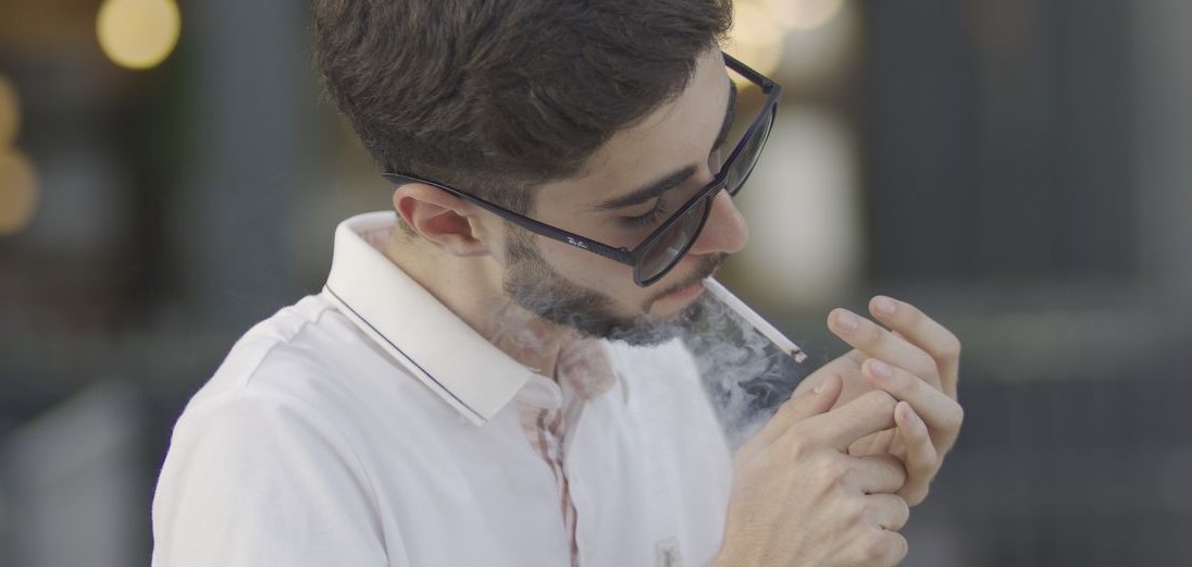 ¿Aún no está listo para dejar el cigarrillo? Estos consejos ayudan a proteger su salud oral