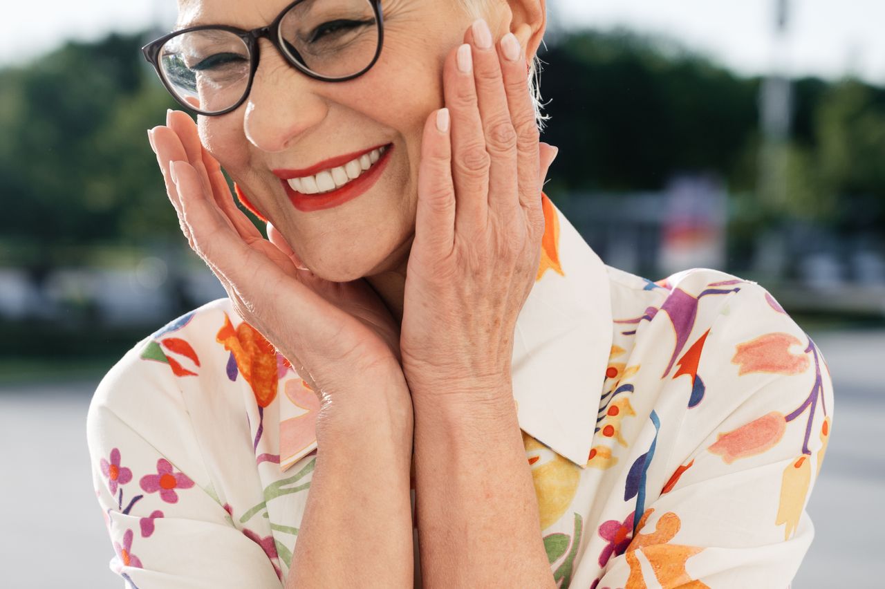 Cómo una dentadura sana y alineada rejuvenece todo el rostro
