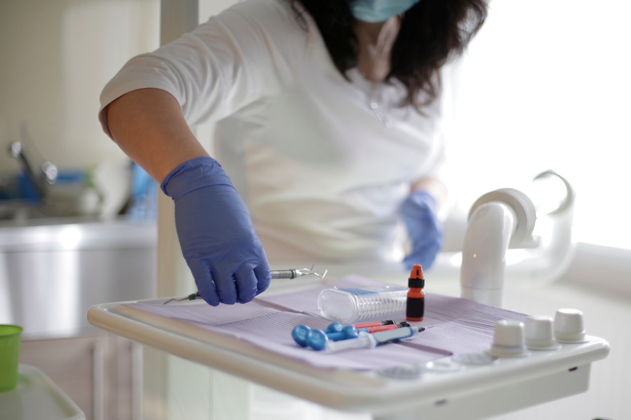 La periodontitis acelera el deterioro de los huesos a pacientes con osteoporosis