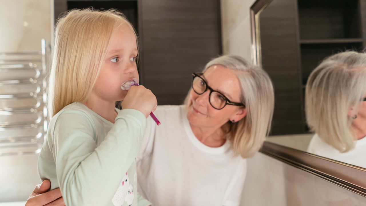 Conservar los dientes en la vejez podría depender de su cuidado en la infancia